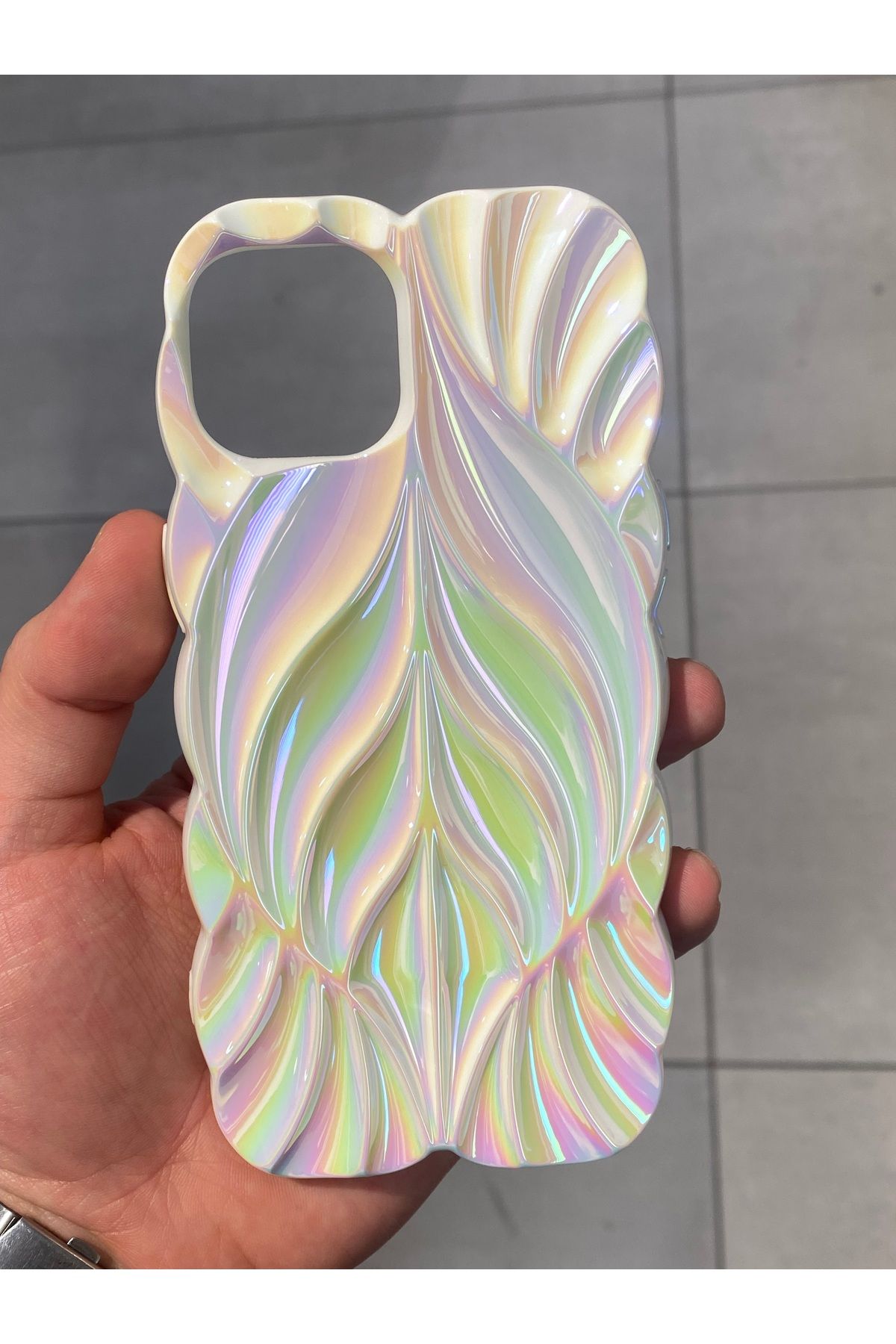 Mee.co İphone 13 ve 14 Uyumlu Yaprak Desenli Silikon Premium Kılıf
