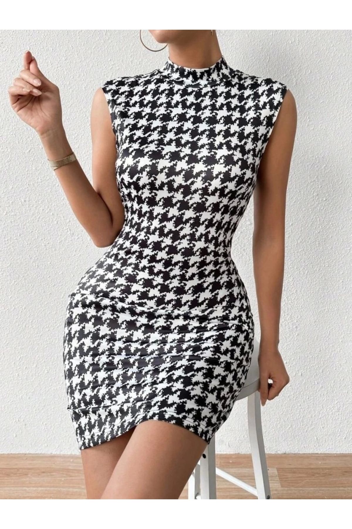 Butik Kadın Yarı Balıkçı Yaka Kolsuz Desenli Kısa Dalgıç Elbise