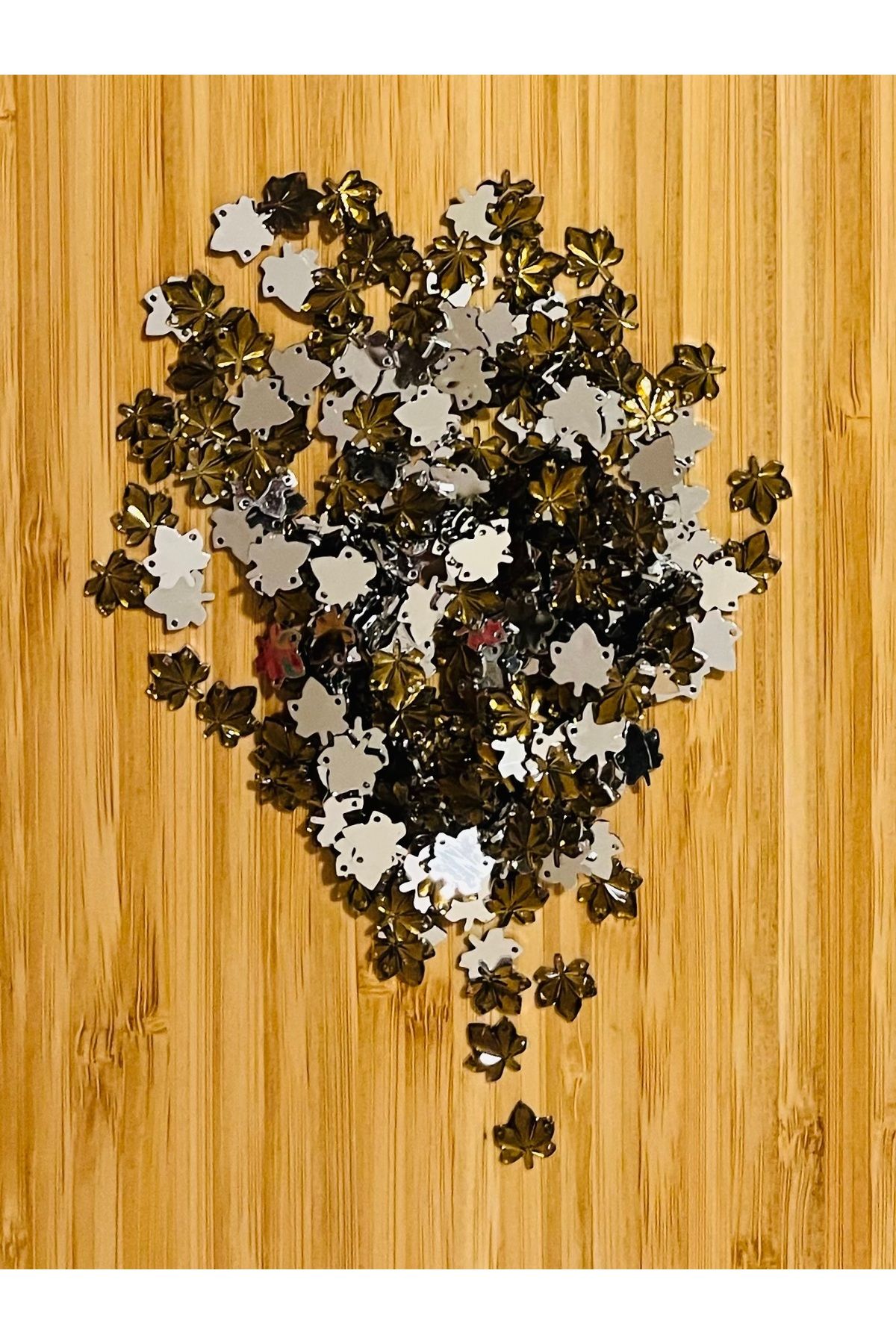 Öztürk Taş görünümlü çınar yaprağı plastik pul. Ebat:1cm. Tahmini 320-330 adet.