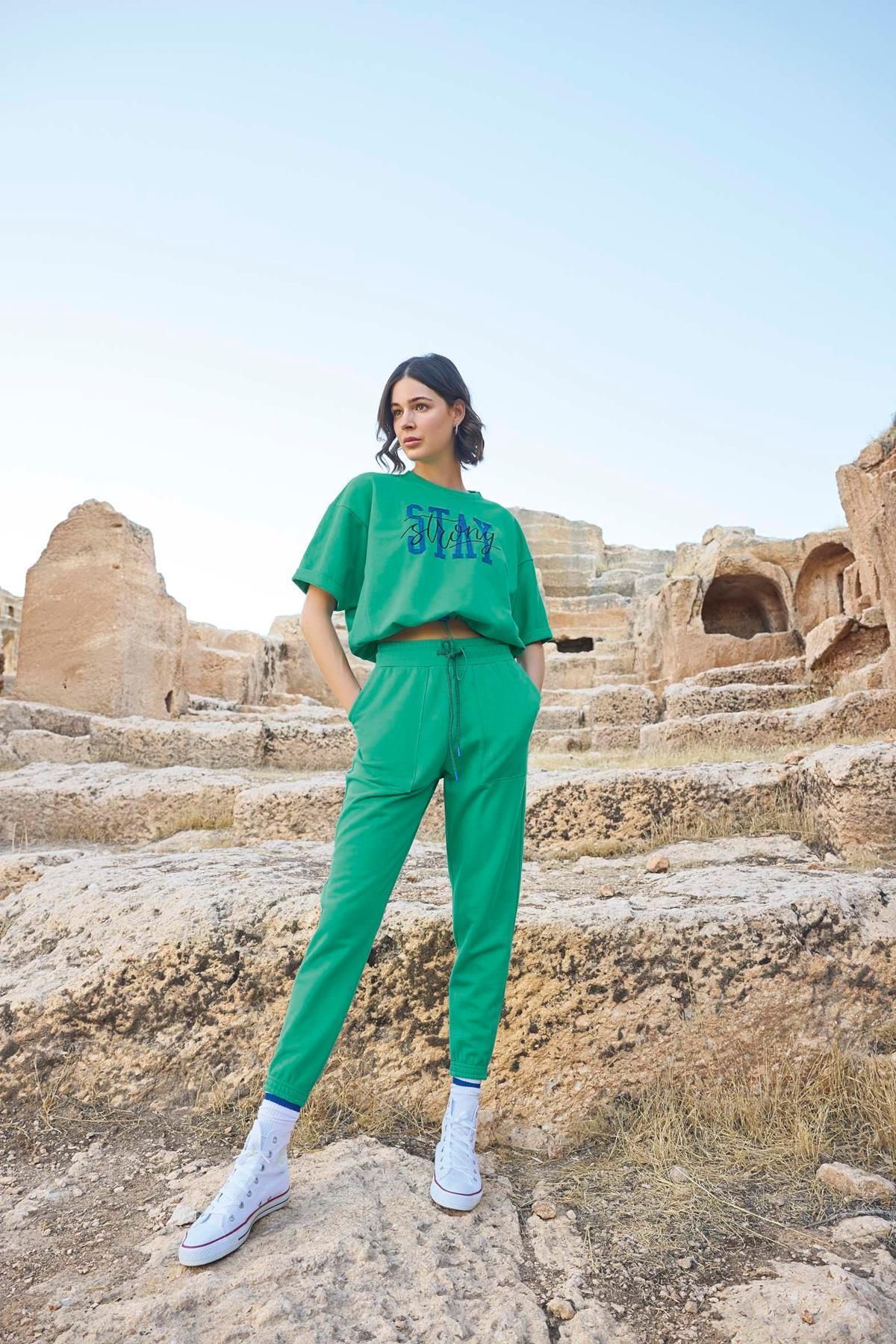 MONAMİSE Kısa Kollu "Stay Strong" Crop Eşofman Takımı