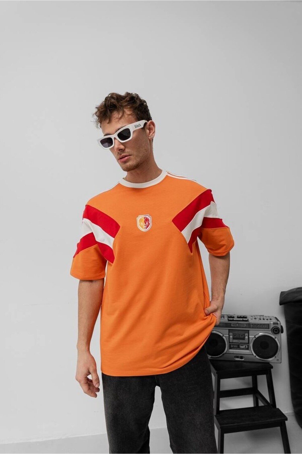 PLÜTON GİYİM Erkek Retro Tarz Aslan Parçalı Bisiklet Yaka Tasarım Taraftar Tişört