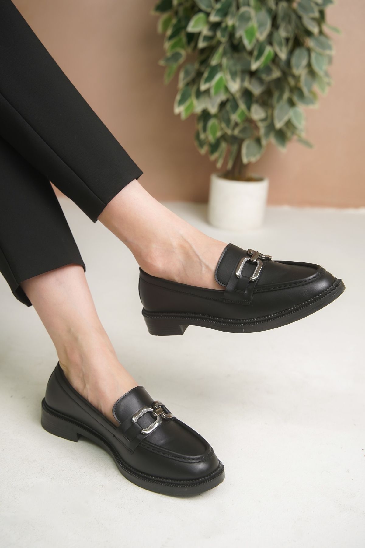 Craftique Siyah Gümüş Kadın Loafer Büyük Tokalı Kare Zincirli Günlük Kullanım Şık Klasik Makosen Ayakkabı