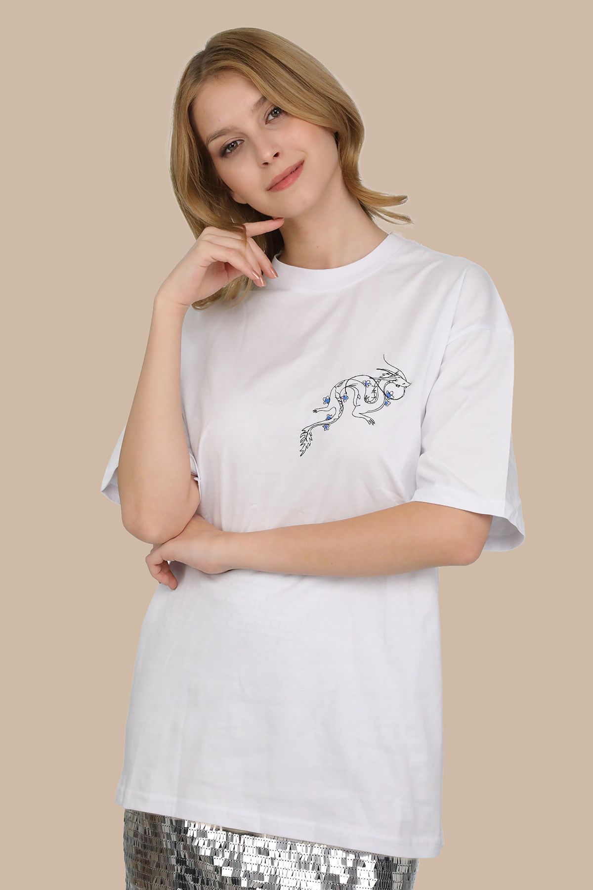 Elif Naz Moda Evi beyaz bisiklet yaka özel tasarım ejderha nakış desenli oversize t-shirt