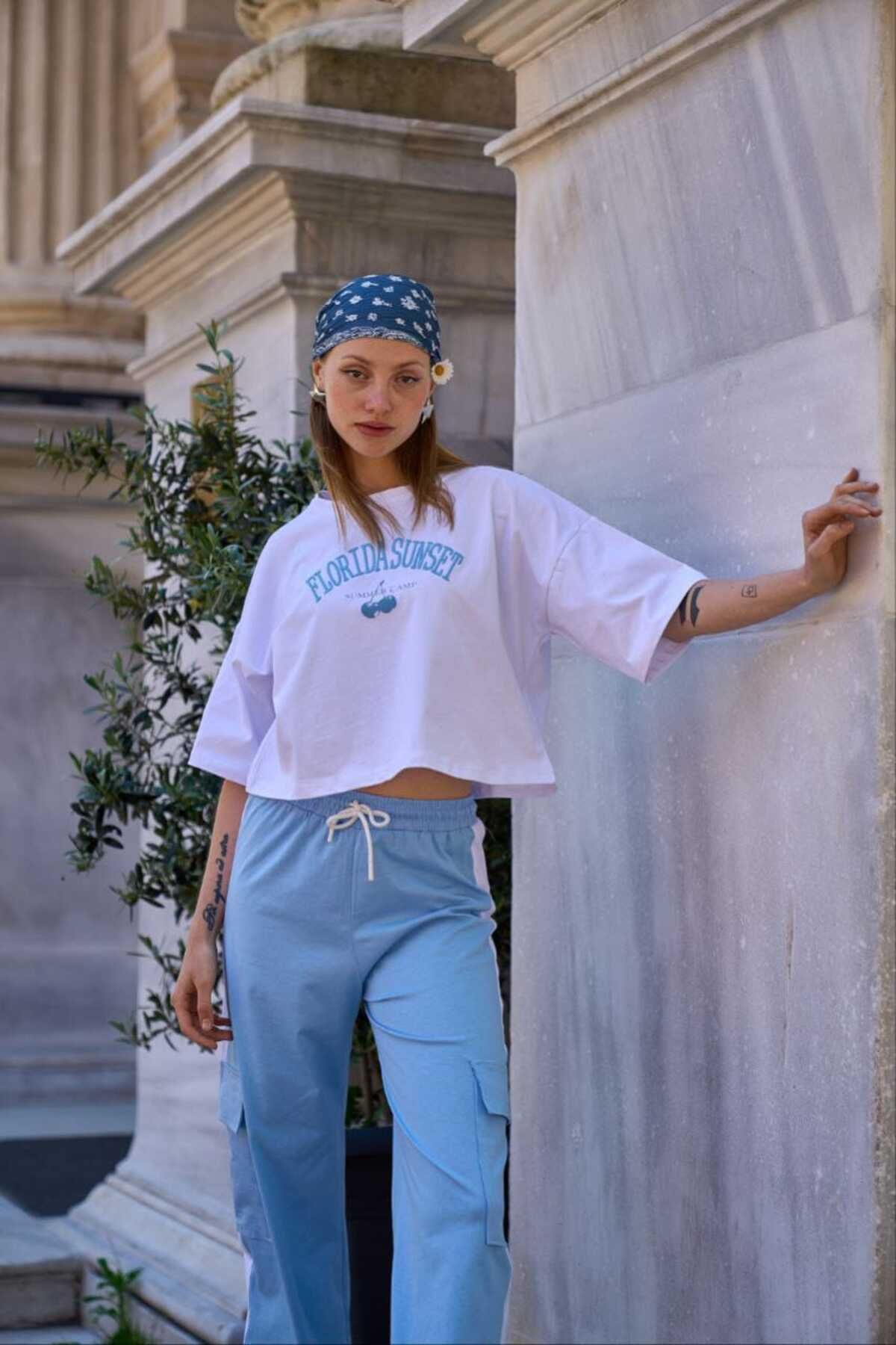MODA Nakışlı Crop Tişört Kargo Cepli Eşofman Takım