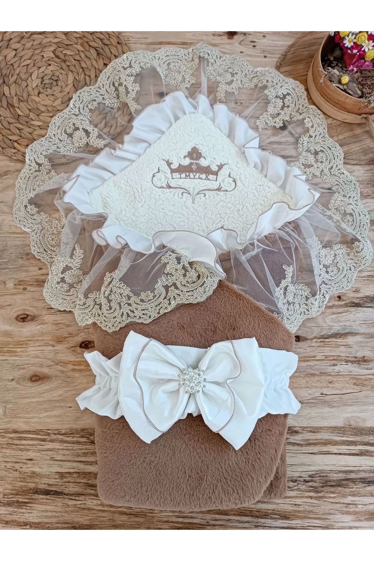 luz&pos Yenidoğan Wool Yün Kumaş Taç Nakışlı Güpür Duvaklı Fiyonk Prizma Taş Unisex Kundak Bebek Battaniyesi