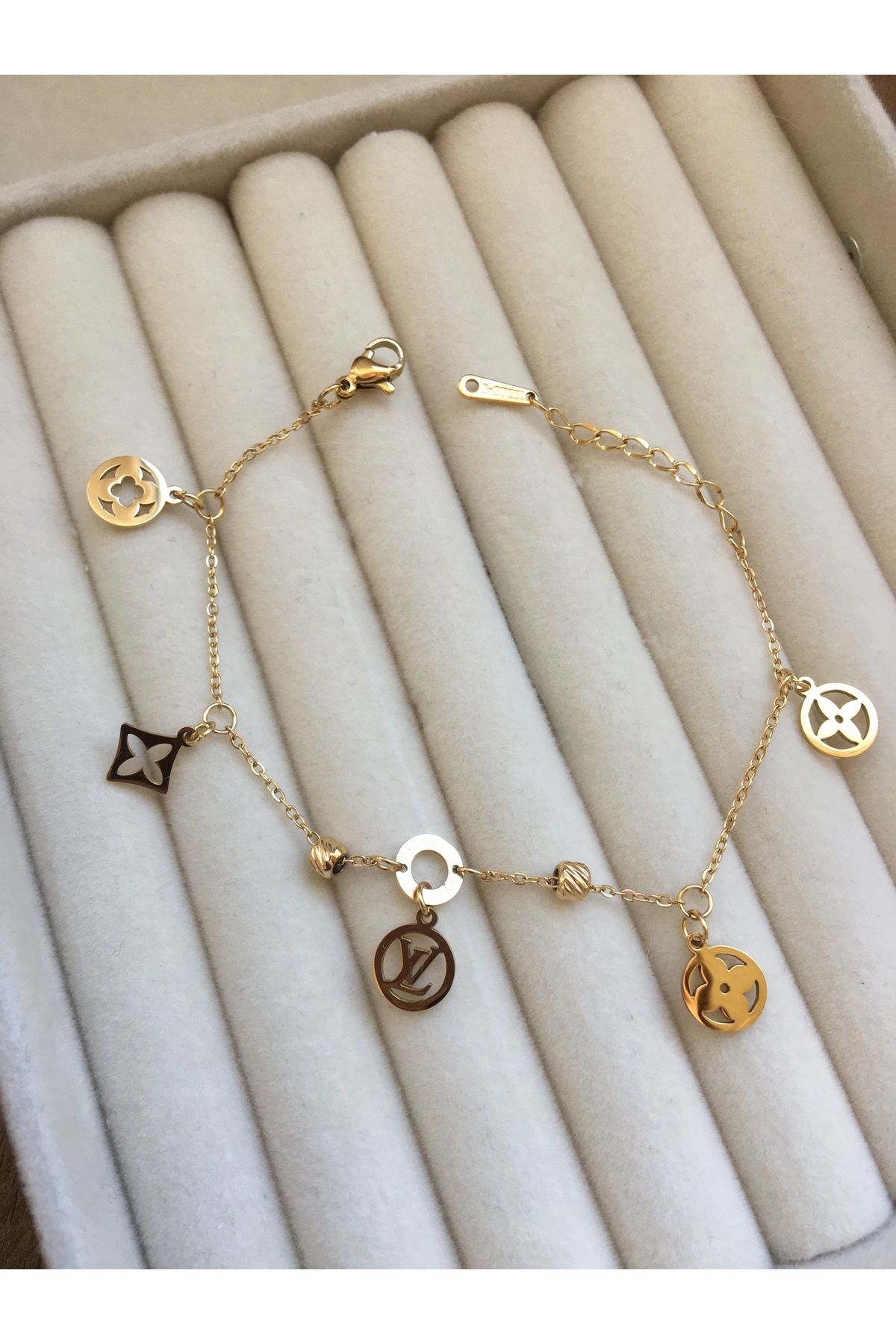 GUNESTAKI Gold Marka Model Sembollü Sallantılı Çelik Bileklik