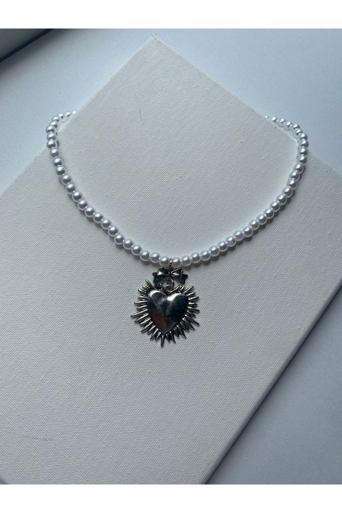 COLLECTİON Kurdele ve kalp figürlü beyaz inci kolye