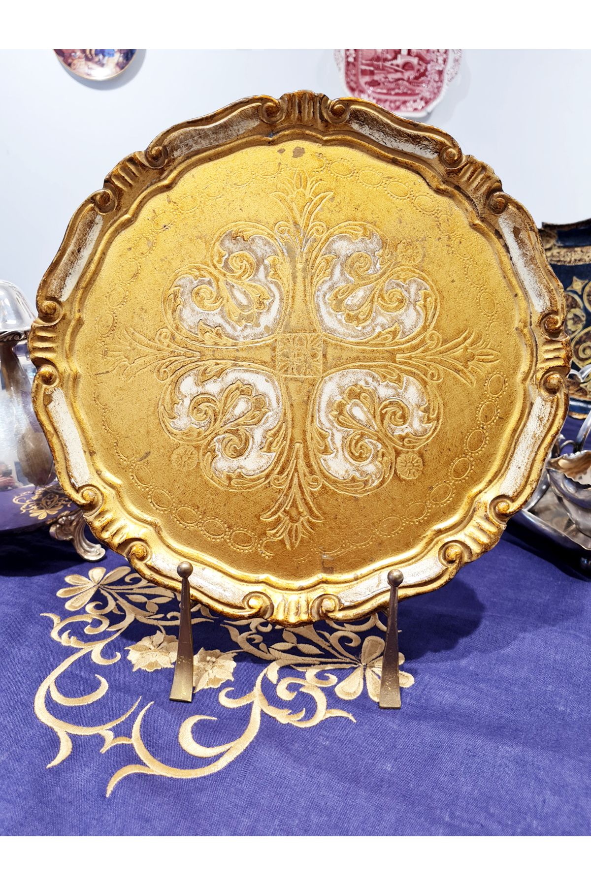 EL YAPIMI Vintage Floransa El İşçiliği Altın Rengi Oymalı Dekoratif Sunum Tepsisi (28.5cm)