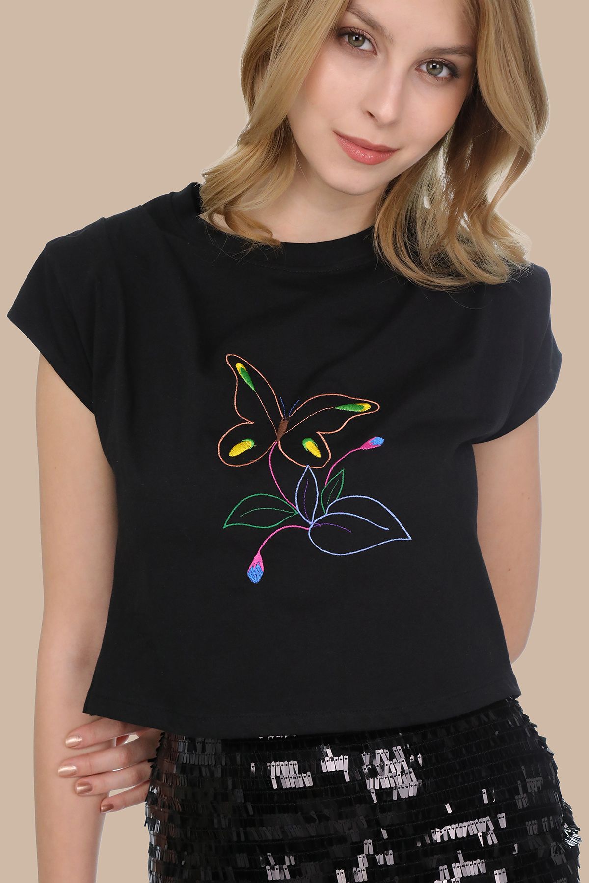Elif Naz Moda Evi kelebek çiçek motif işlemeli crop