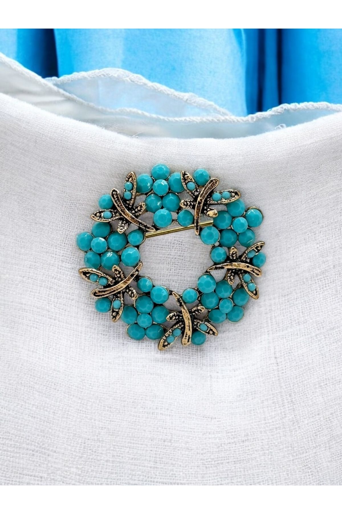 FUYA JEWELLERY Taşlı Çelenk Desenli Broş