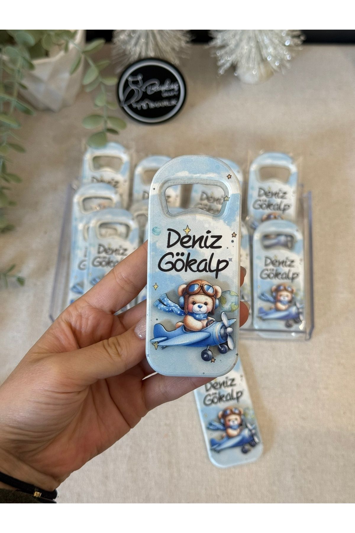 Baykuş Craft Mimarlık 3 Boyutlu Kabartmalı Yeni Doğan Mevlid Hediyelik Bebek Açacak Magnet-Mavi Pilot Ayı - Toplam 20 Adet