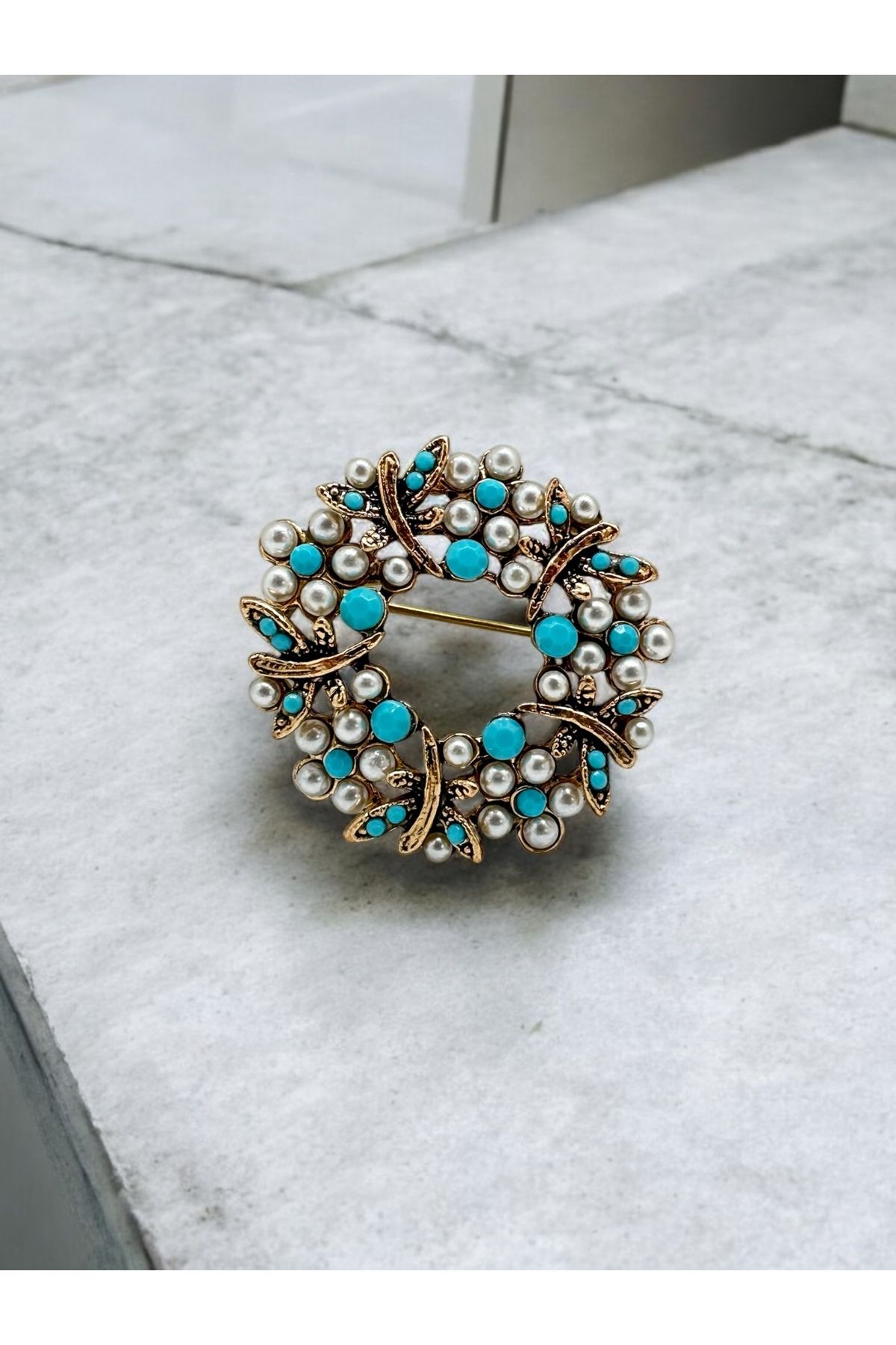 FUYA JEWELLERY Taşlı Çelenk Desenli Broş