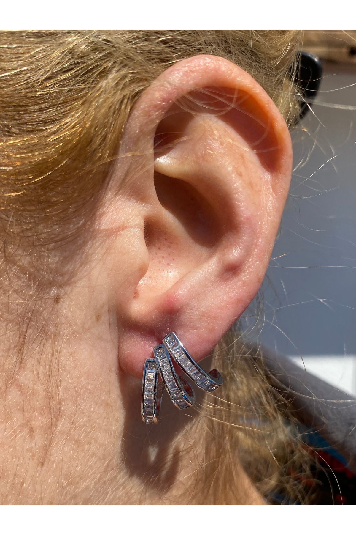 Jiji Jewelery Çoklu Üçlü Görünüm Su Yolu Zirkon Taş Gümüş Renk Paslanmaz Çelik Küpe
