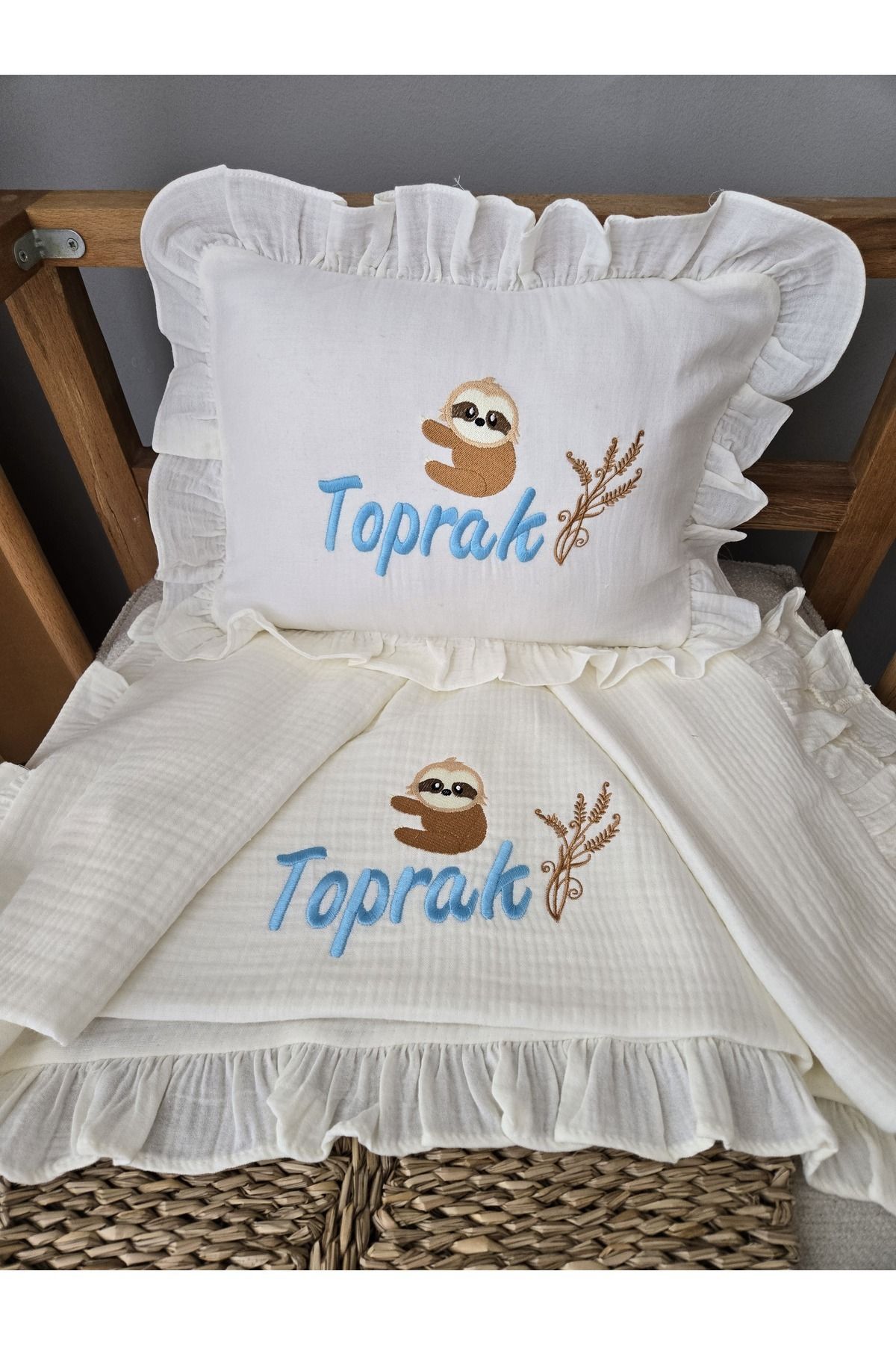 sevilleatelier İSME ÖZEL DESENLİ MÜSLİN FIRFIRLI YASTIK KILIFI VE FIRFIRLI MÜSLİN BATTANİYE