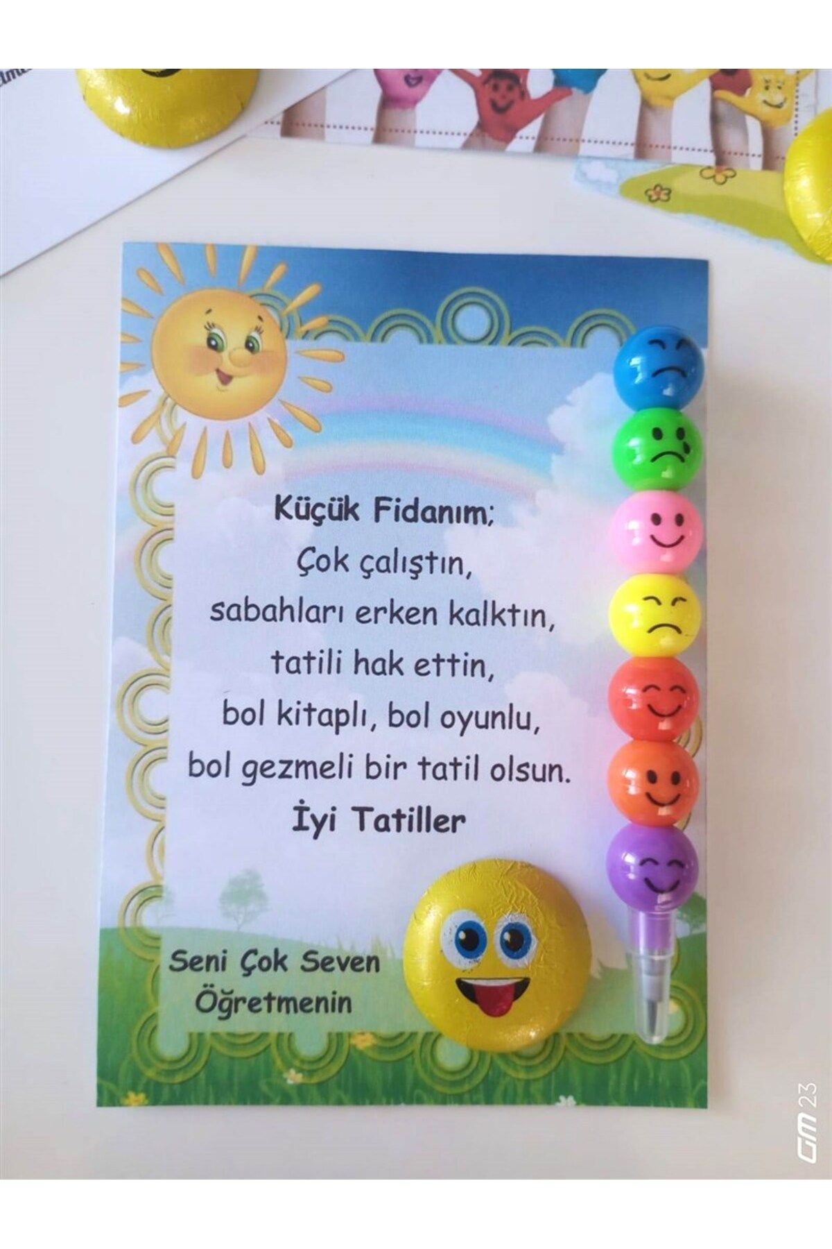 hediyeall FARKLI AVM Emoji Çikolata ve Kalem - İyi Tatiller - Okul - Öğrenci - Karne Hediyesi (7 ADET)