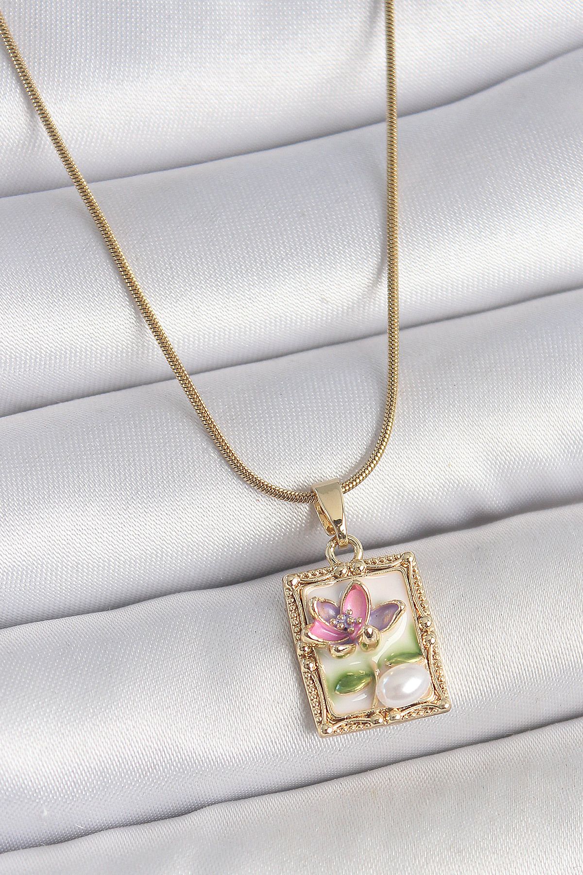 callerrons accessories Gold Renk Zincir Beyaz Mineli Çiçek İşlemeli İnci Detay Portre Model Kadın Kolye - EBJ250519W33929