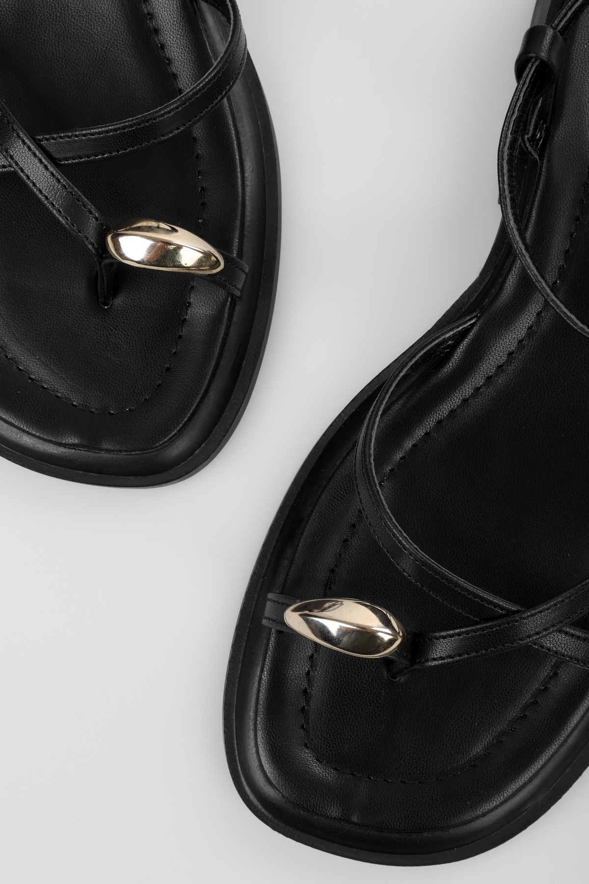 Shoeberry-Bianca Schwarze Sandalen mit goldener Schnalle für Damen 4
