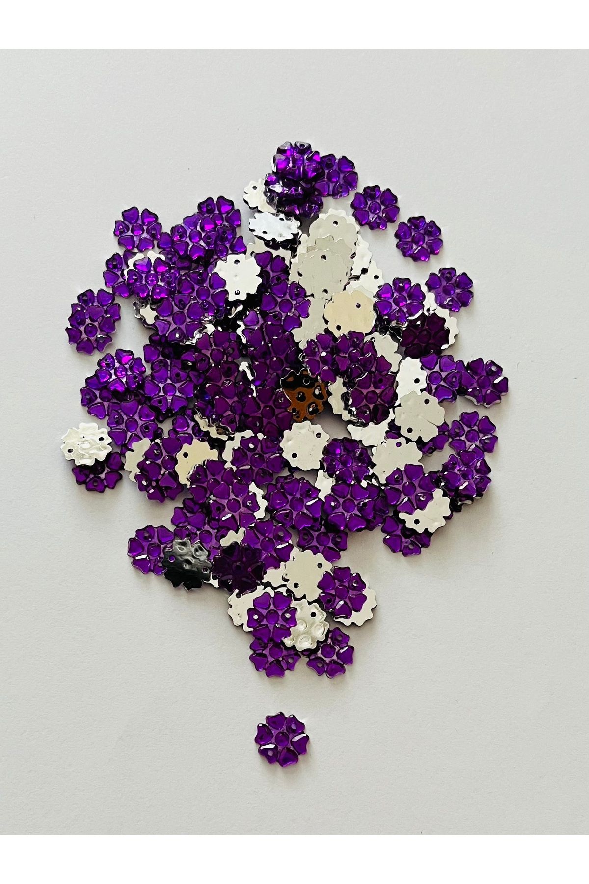 Öztürk Taş görünümlü plastik pul. Ebat:11mm. Tahmini 250 adet. Renk: Koyu Mor.