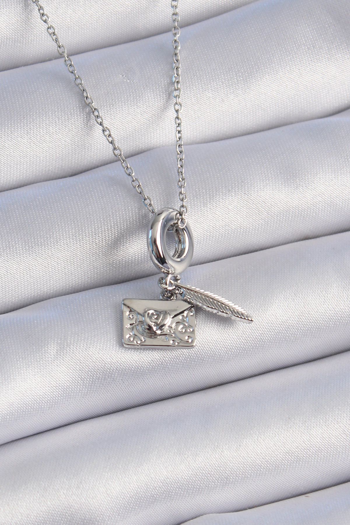 callerrons accessories Gümüş Renk Kalp Detay Mektup Figür Charm Model Kadın Kolye - EBJ241012W28470