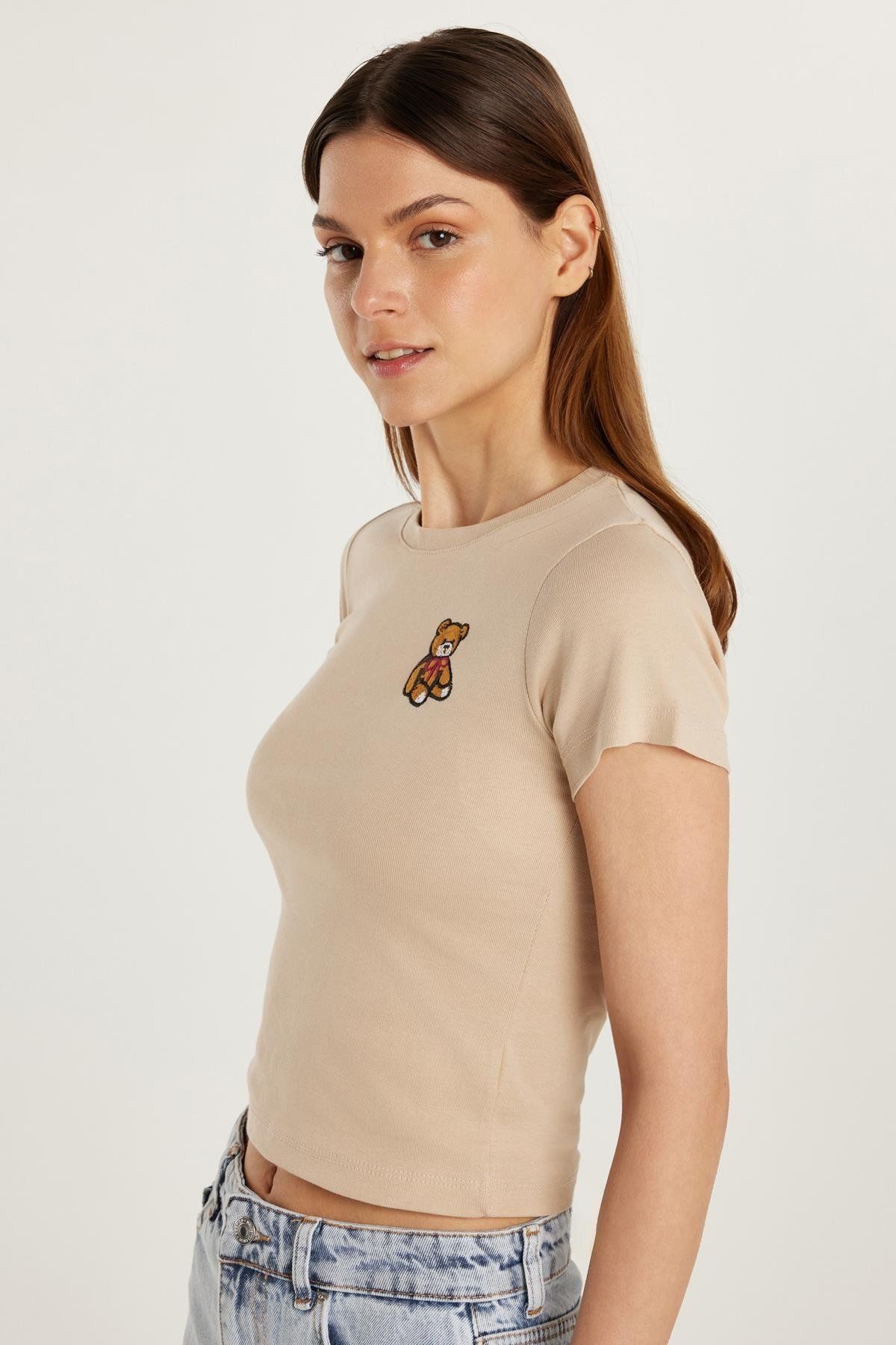 Tudors Kadın Slim Fit Dar Kesim Kısa Kollu Bisiklet Yaka Nakışlı Bej Tişört