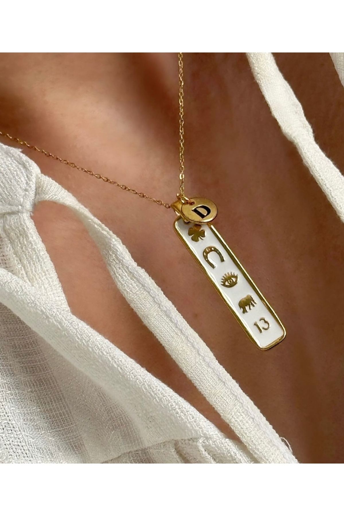 Mojo Jewellery Beyaz şans plakası kolye Harf seçeneğiyle