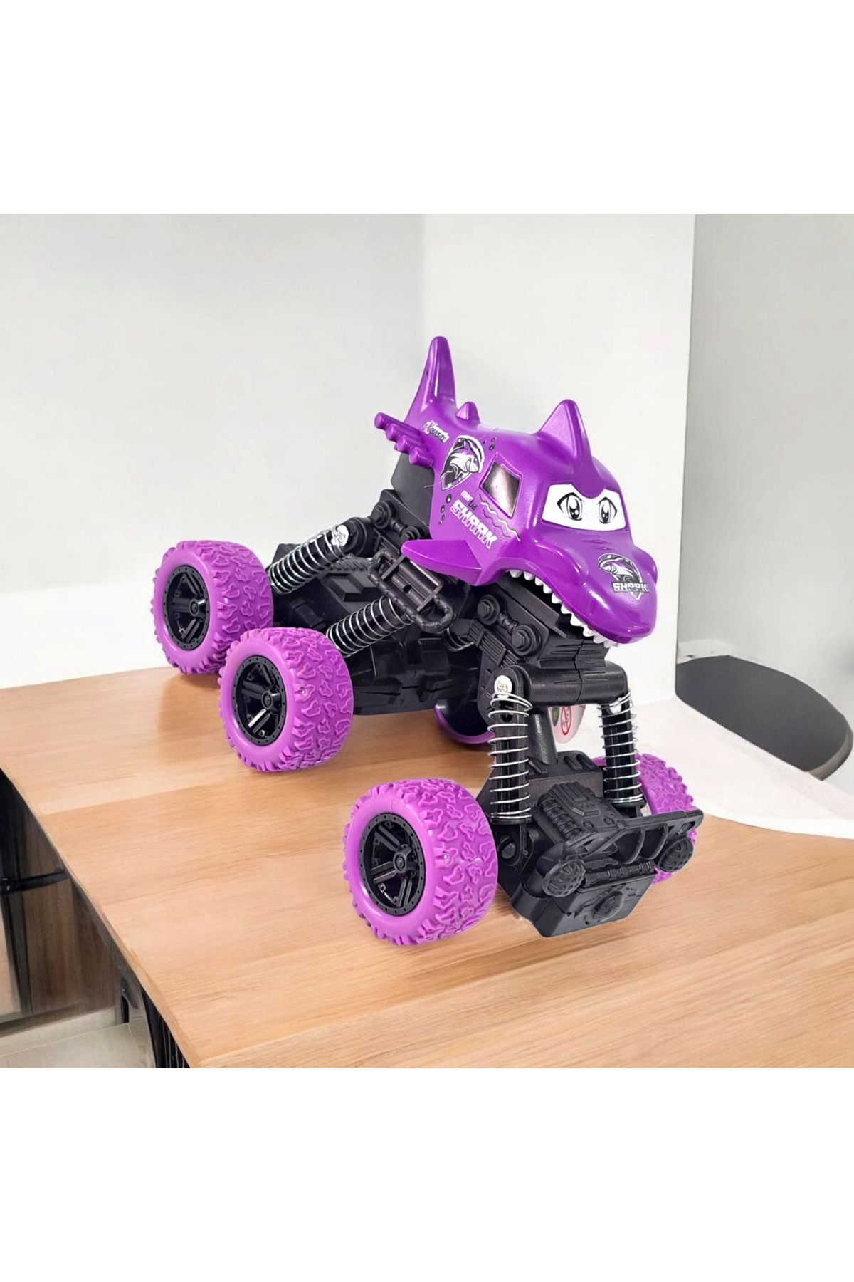 ALYTOYS Oyuncak Araba Amartisörlü Yaylı 6 teker Sürtmeli Motor 16x10cm Köpek Balık Model
