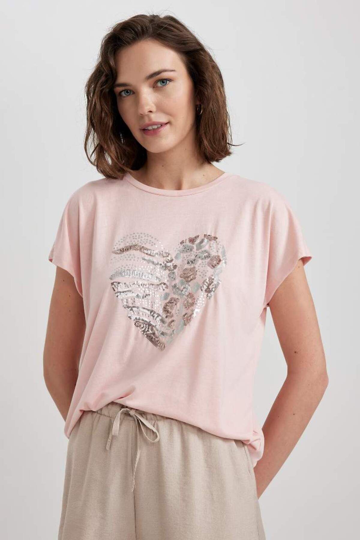 MENA Bisiklet Yaka Kalp Desenli T-shirt