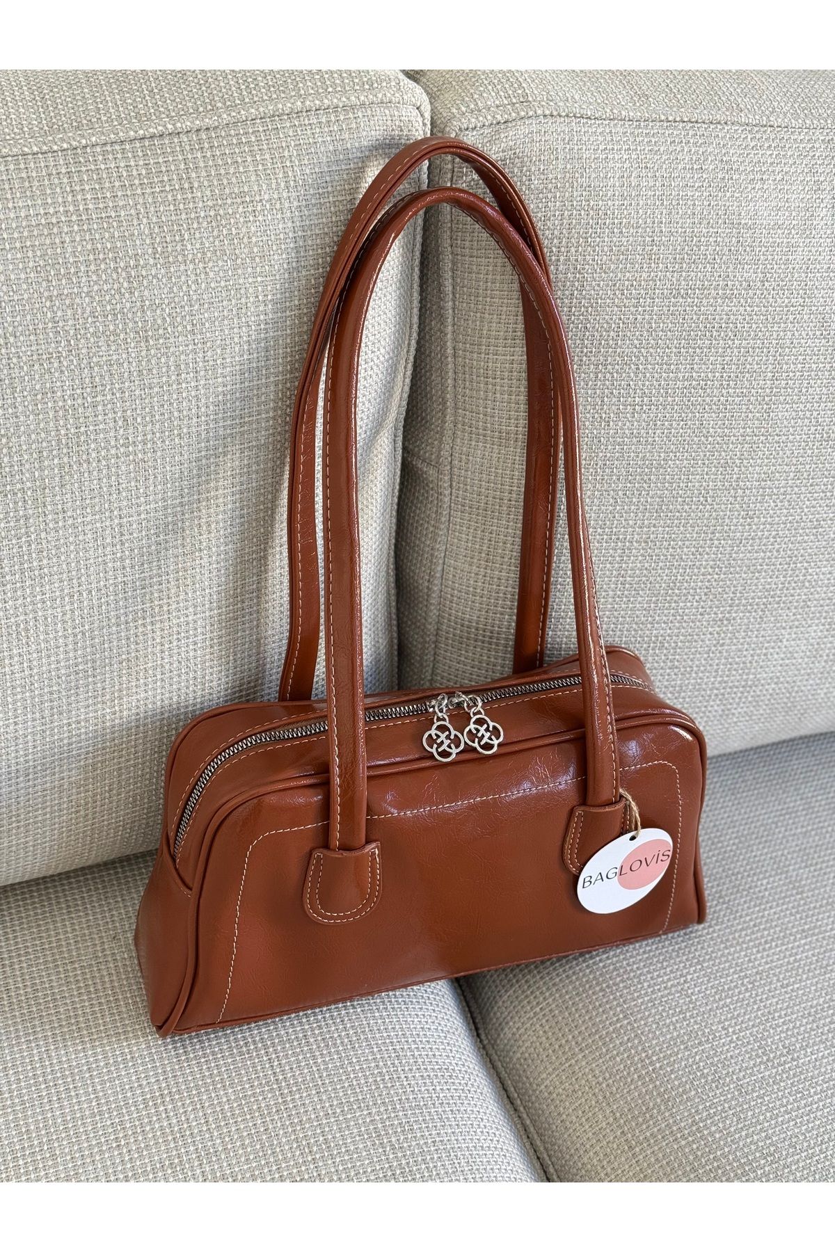 BAGLOVİS BAGET ÖNÜ DİKİŞ DETAYLI ASTARLI TABA KADIN OMUZ ÇANTASI EN30 BOY15
