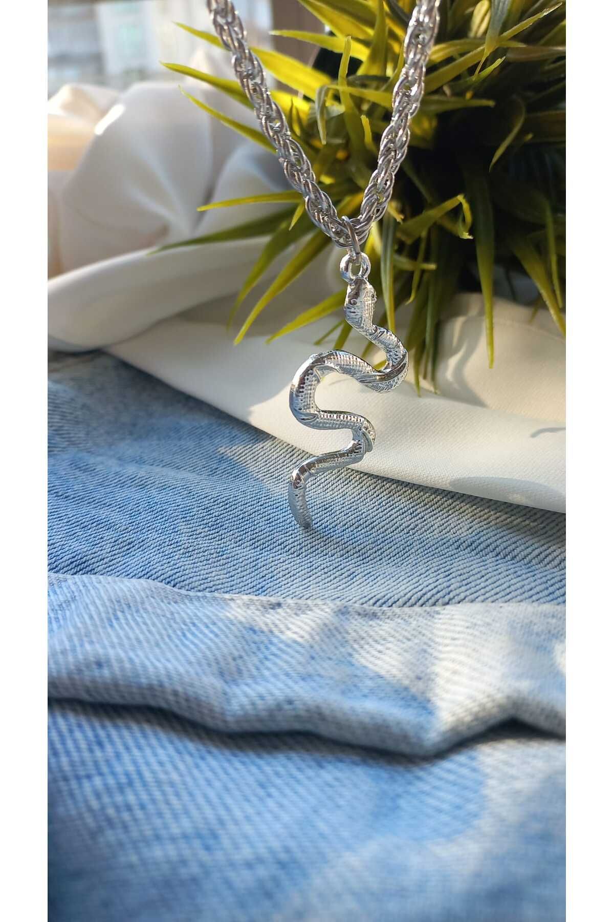 ZeynDesign Yılan Figürlü Gümüş Renk Kolye