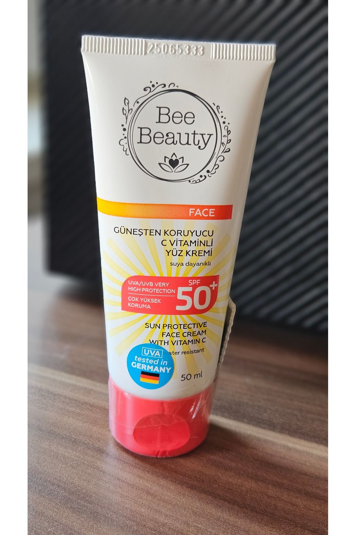 Bee Beauty GÜNEŞTEN KORUYUCU C VİTAMİNLİ YÜZ KREMİ