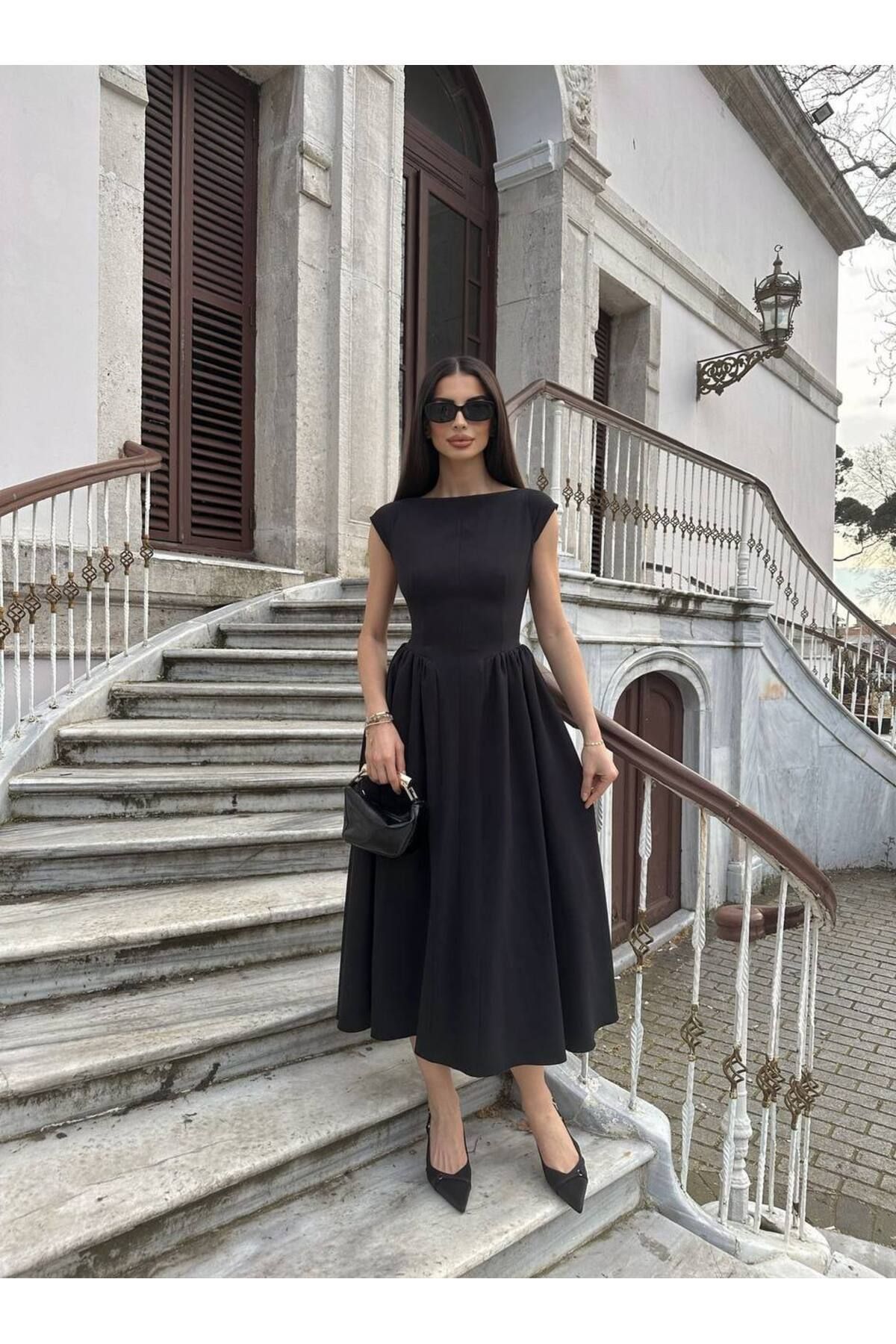 Butik Kadın Siyah Beli Büzgülü Sırt Detaylı Midi Elbise