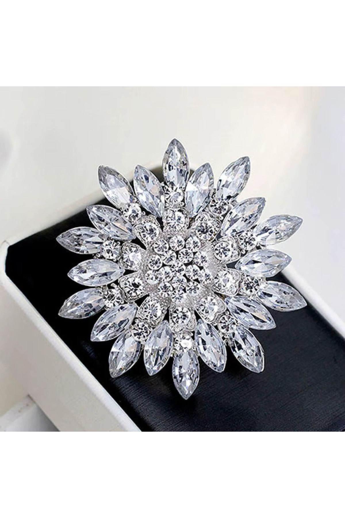 begüm jewelery PARLAK DAMLA TAŞLARLA SÜSLENMİŞ TASARIM BROŞ