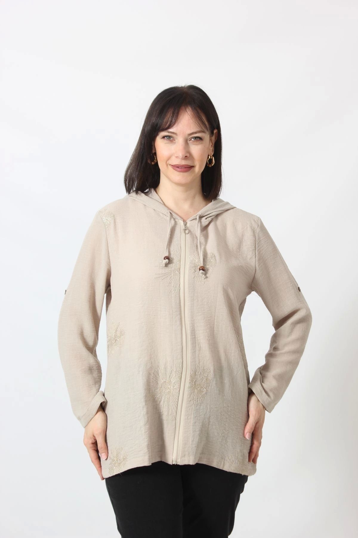 Moda Berray B-0358 KOLU APOLETLİ GÜMÜŞ SİMLİ İŞLEMELİ DESENLİ KETEN KADIN BÜYÜK BEDEN TAŞ RENGİ GÖMLEK