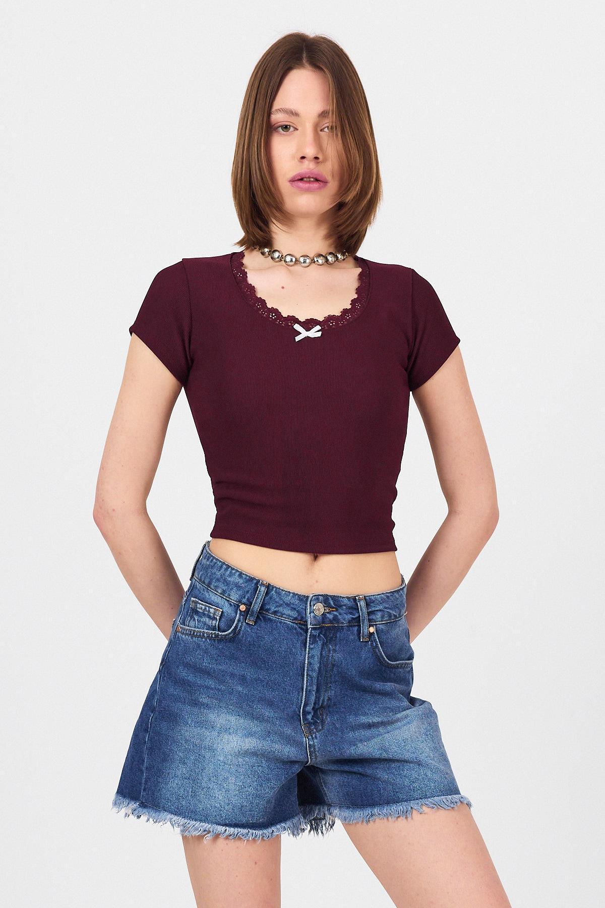 Rays Bordo Dantel Yaka Fiyonk Detaylı Crop Tişört 2207 - Fiyatı