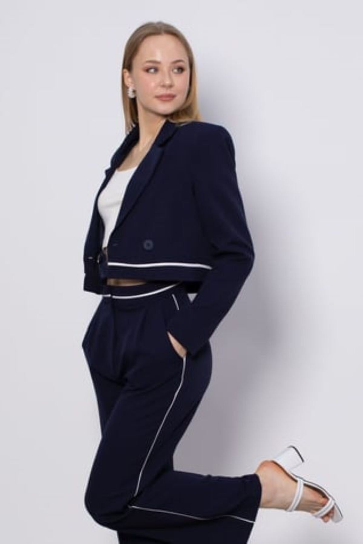 KEDİ Kruvaze Yaka Şerit Detaylı Crop Ceketli Blazer Takım