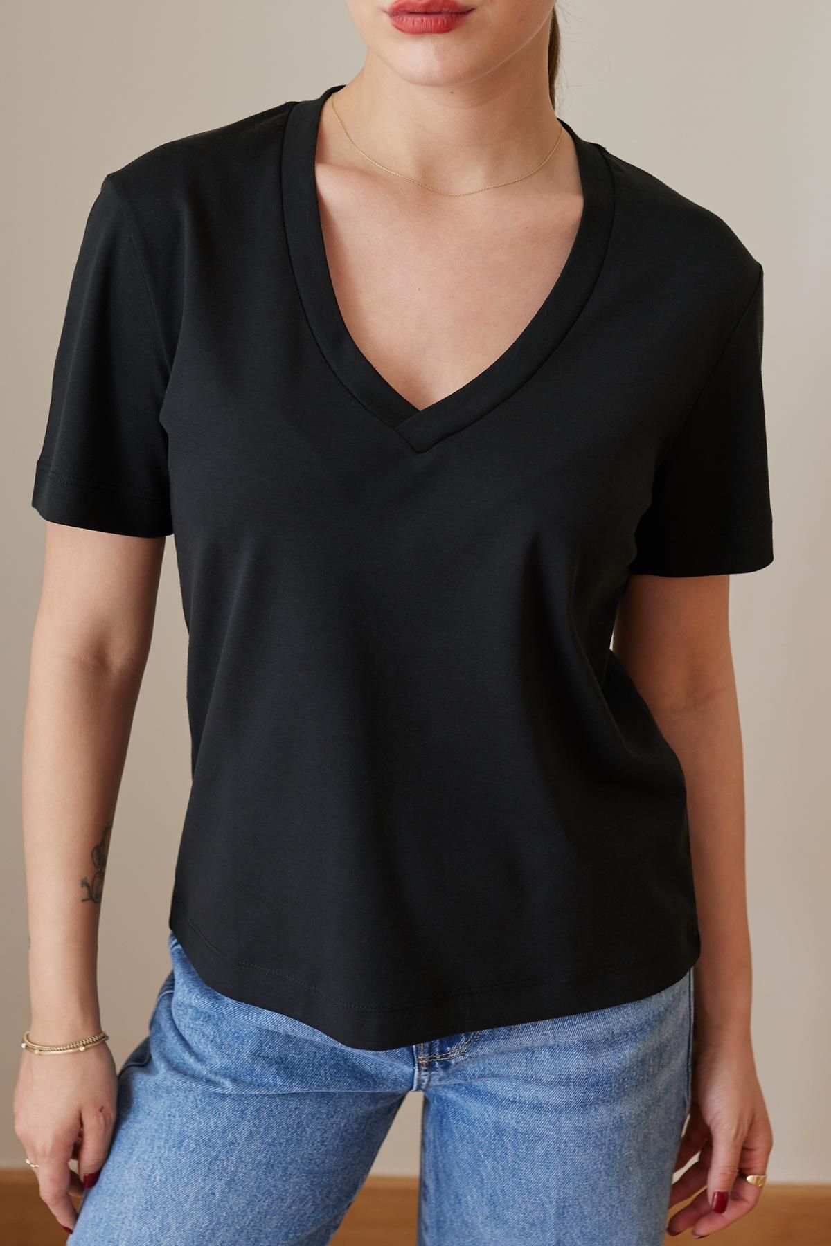 Askı Tekstil Siyah V Yaka Basic T-Shirt