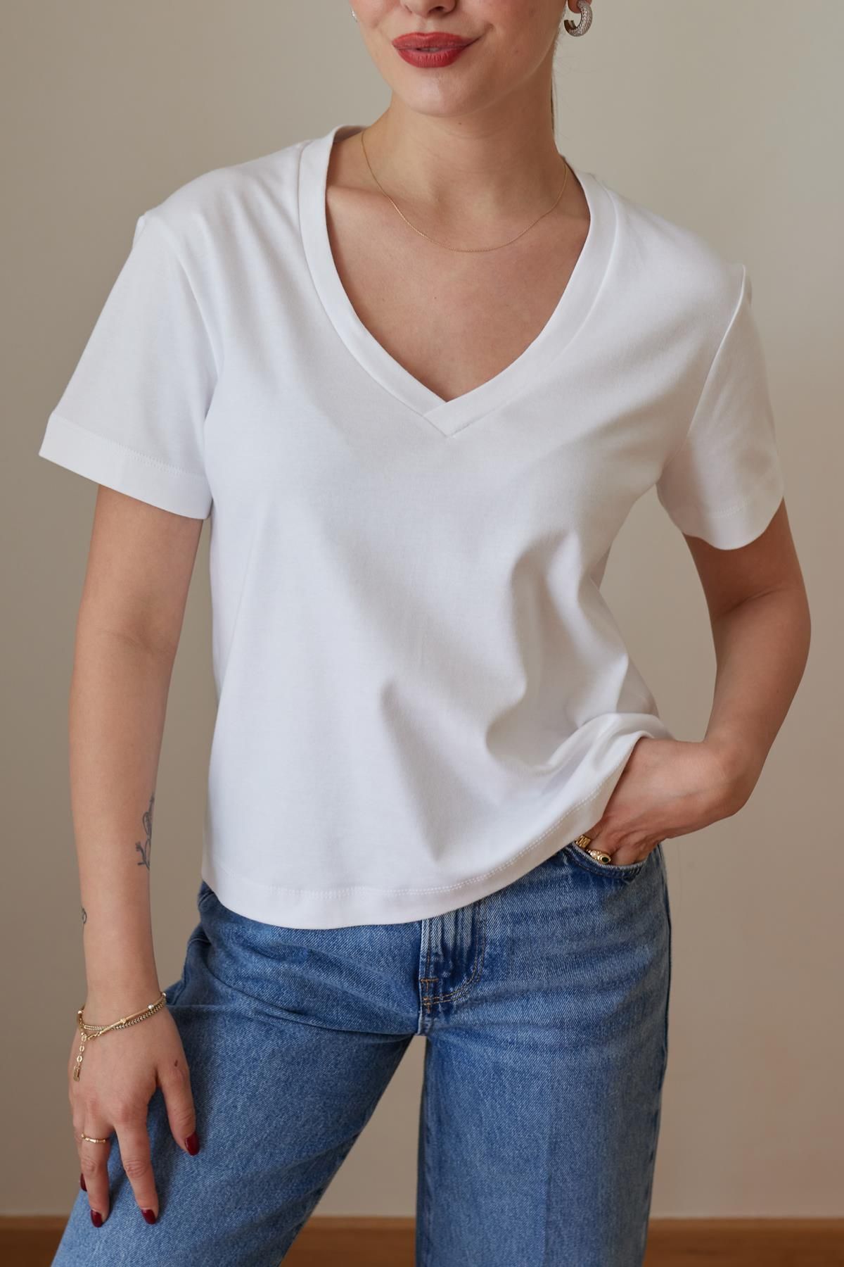 Askı Tekstil Beyaz V Yaka Basic T-Shirt