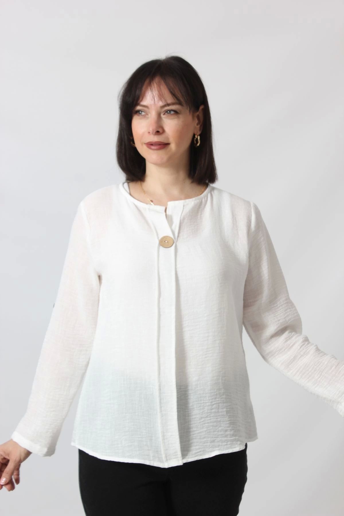 Moda Berray B-0273 KOLU APOLETLİ YAKASI DÜĞME AKSESUARLI GİZLİ PİLELİ KETEN KADIN BÜYÜK BEDEN BEYAZ BLUZ