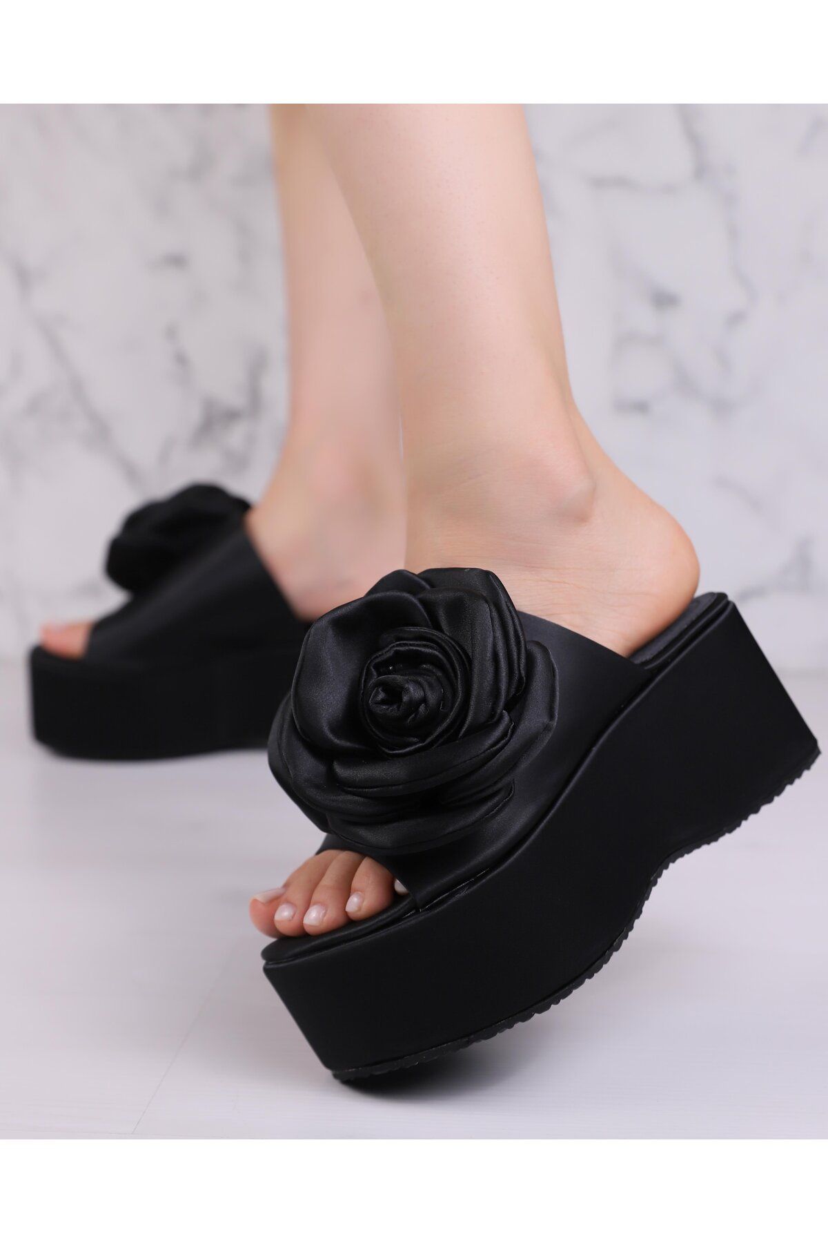 Sibel Shoes Tanya Siyah Gül Detaylı Terlik
