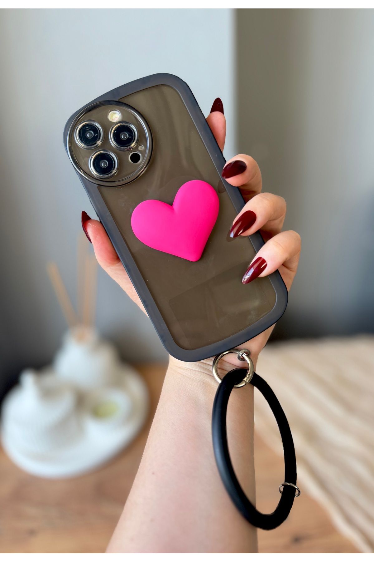 MirazTasarim IPHONE 15 PRO 3D KALP DEKORLU BİLEZİKLİ SİYAH KILIF