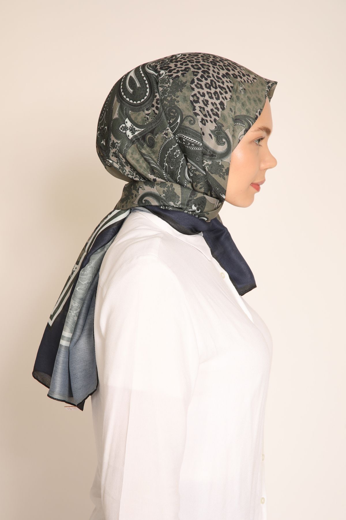 Dia Vela Lacivert-Haki Desenli Soft Şal | Şık ve Modern Paisley & Leopar Detaylı Tasarım