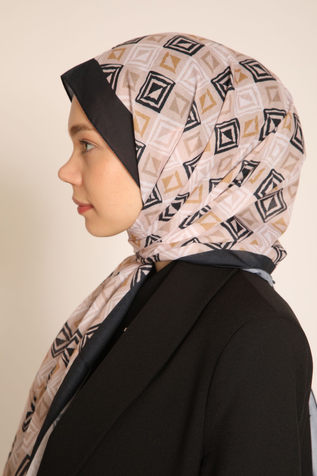 Dia Vela Akel Pudra Geometrik Desenli Şal – Soft Renklerle Modern Tarz