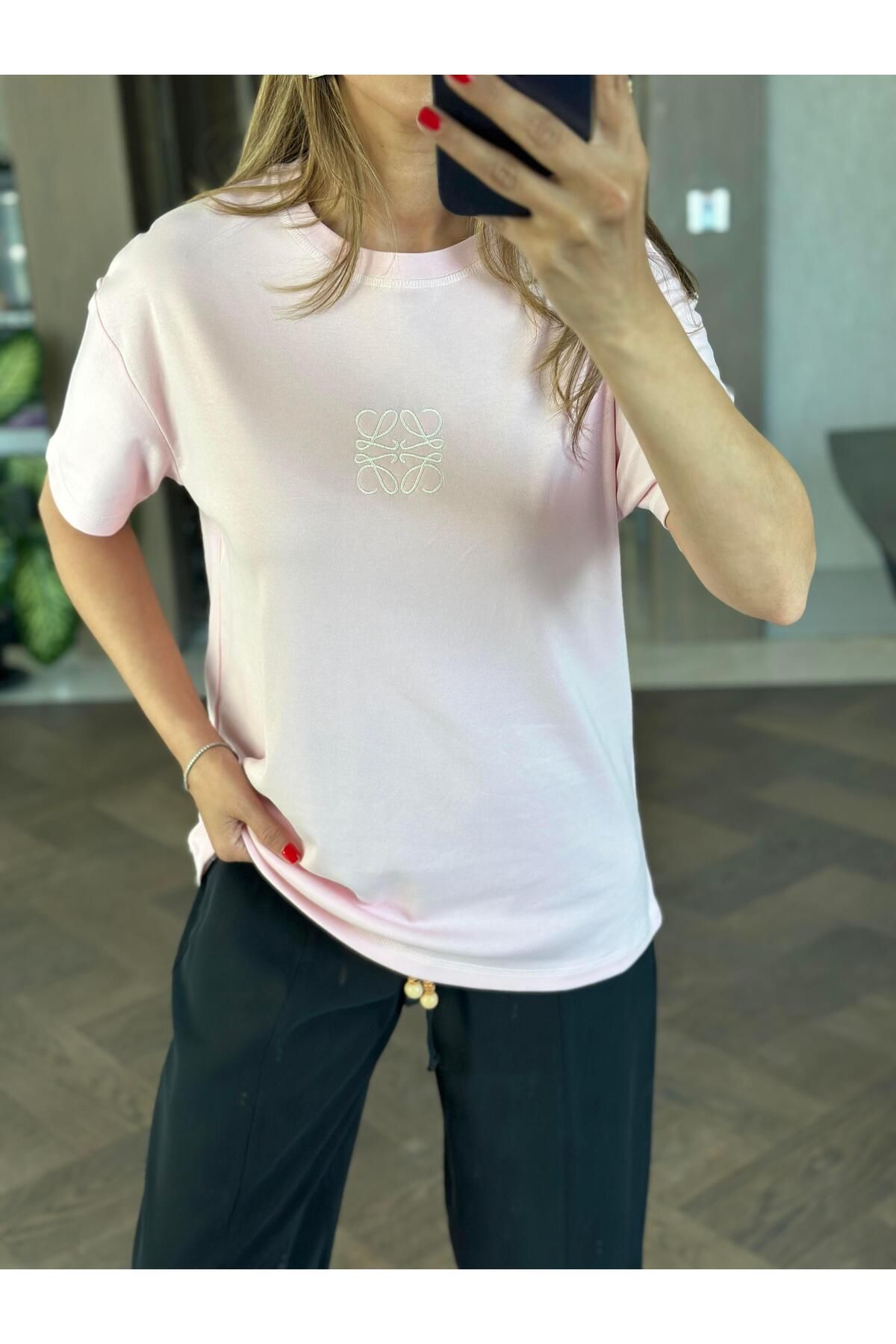 Forlady Butik Pembe Kare Nakış Detay Bisiklet Yaka Kadın T-Shirt