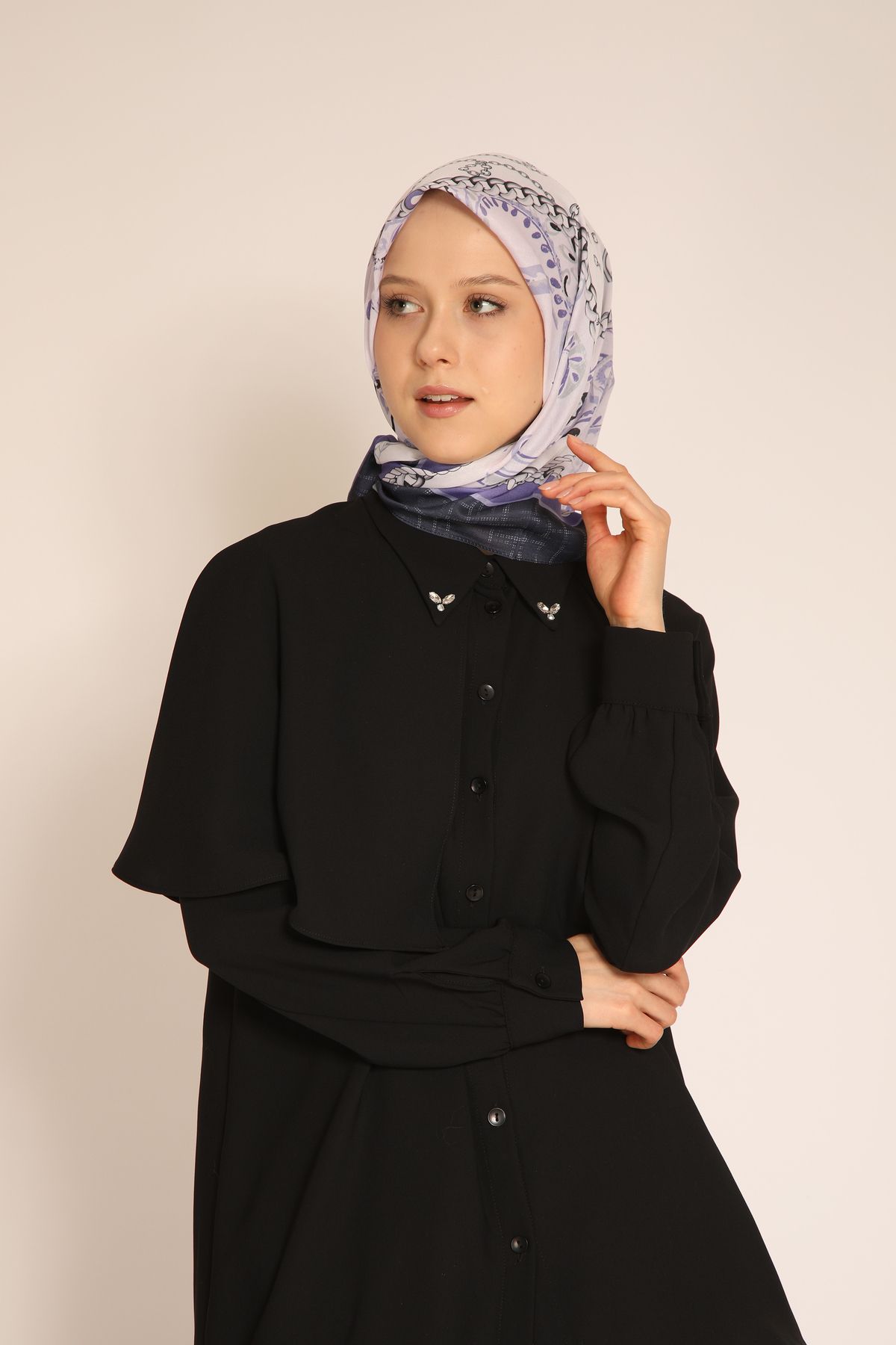 Dia Vela Zincir ve Çiçek Desenli Lila Soft Polyester Eşarp – Şıklığın İnce Detaylarıyla