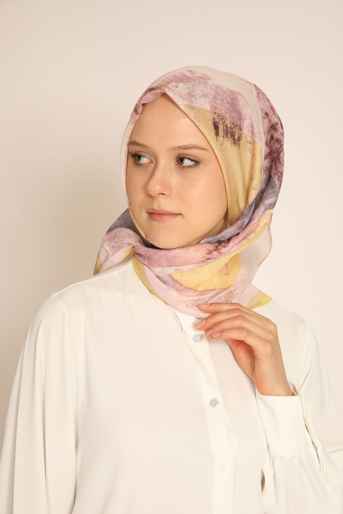 Dia Vela Soft Sarı-Pembe Desenli Sanatsal Eşarp – Pastel ve Şık Tasarım