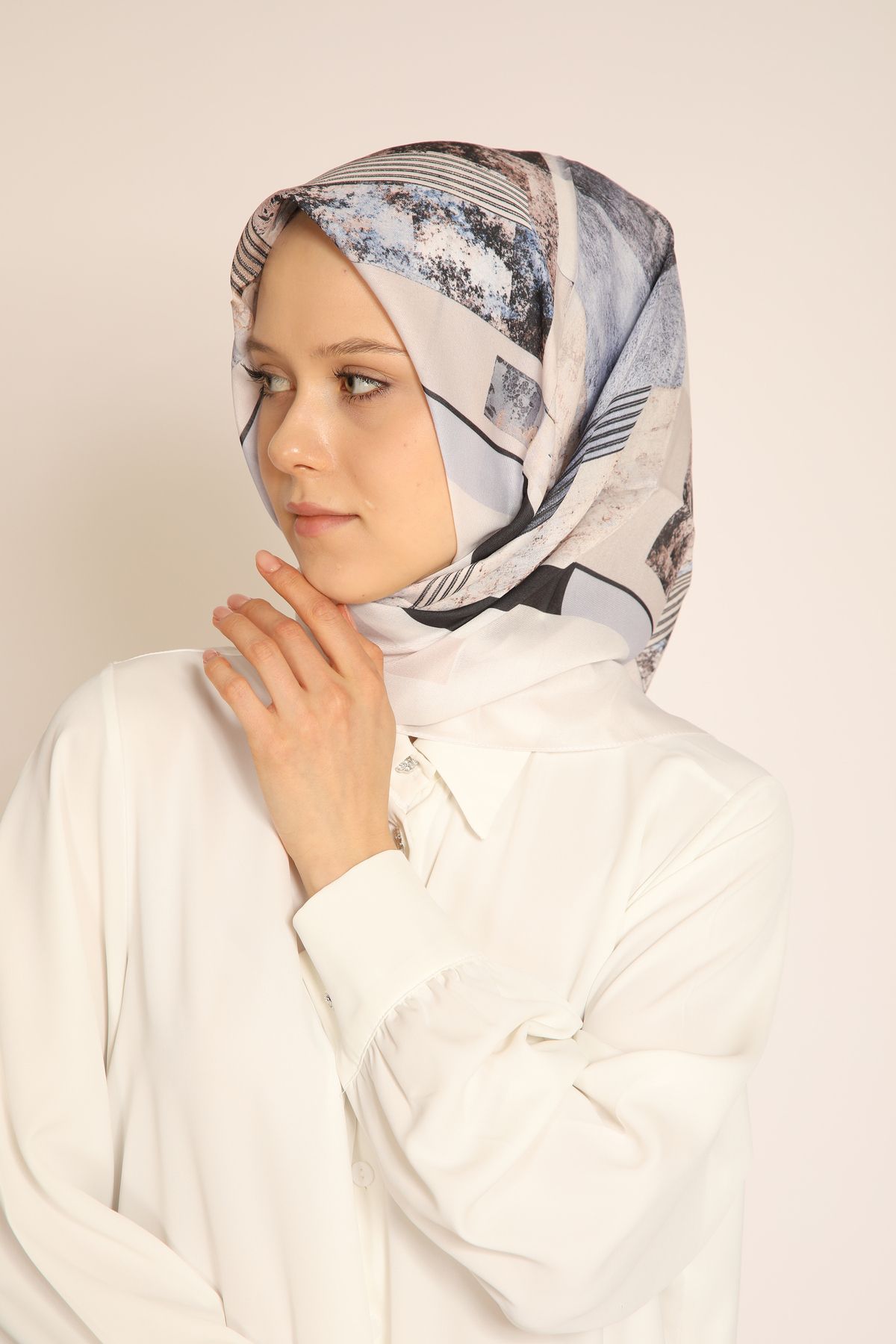 Dia Vela Toprak Tonlarında Geometrik Desenli Soft Eşarp - Modern ve Şık Stil
