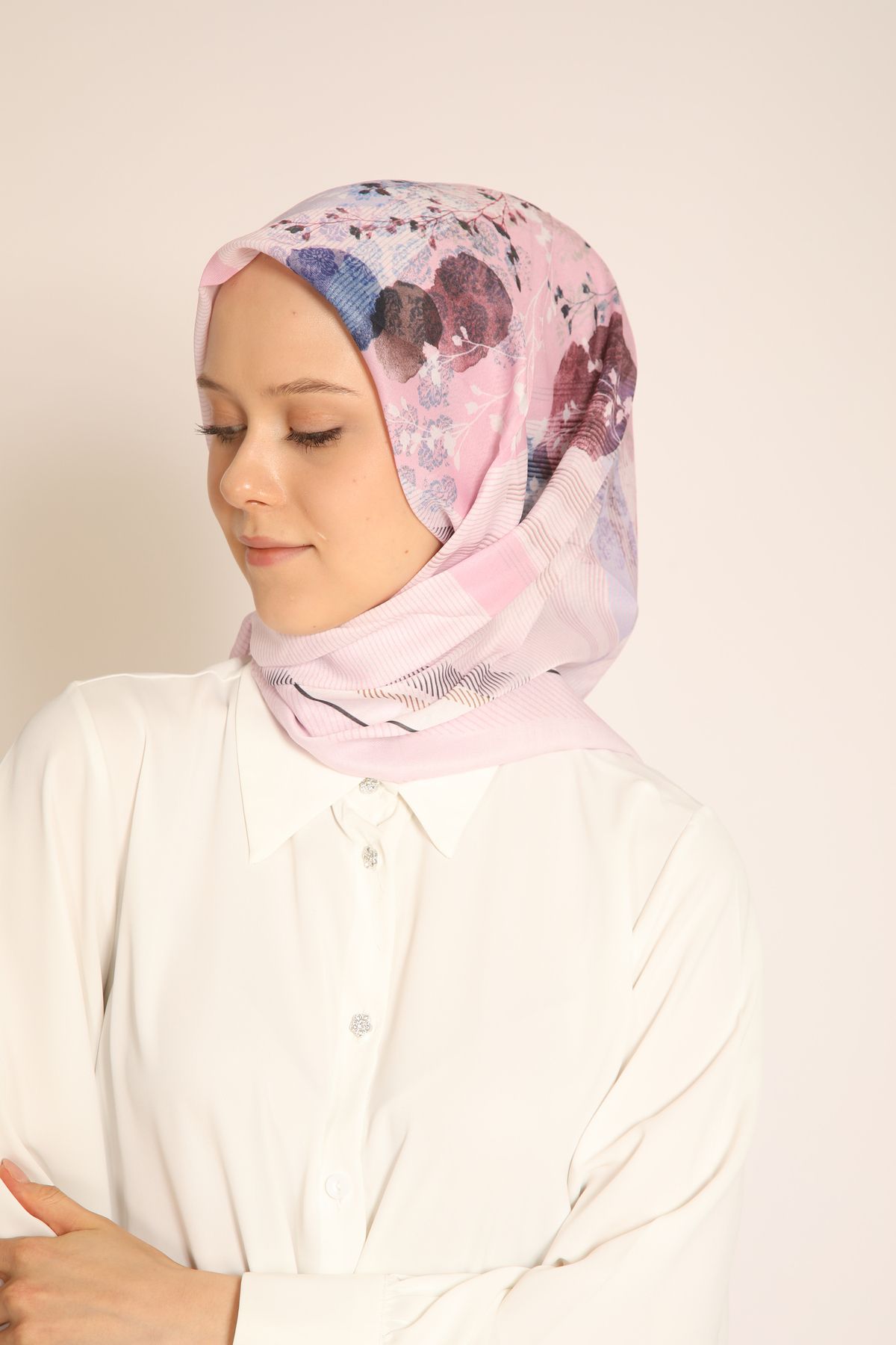 Dia Vela Pembe Renkli Soyut Desenli Kadın Soft Eşarp – İlkbahar Yaz Uyumlu Modern Desen Soft Eşarp
