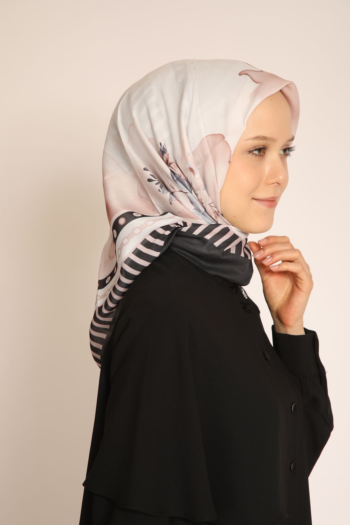 Dia Vela Zincir Desenli Pudra Çiçekli İpek Kadın Eşarp – Soft Tonlarda Şıklık ve Zarafet