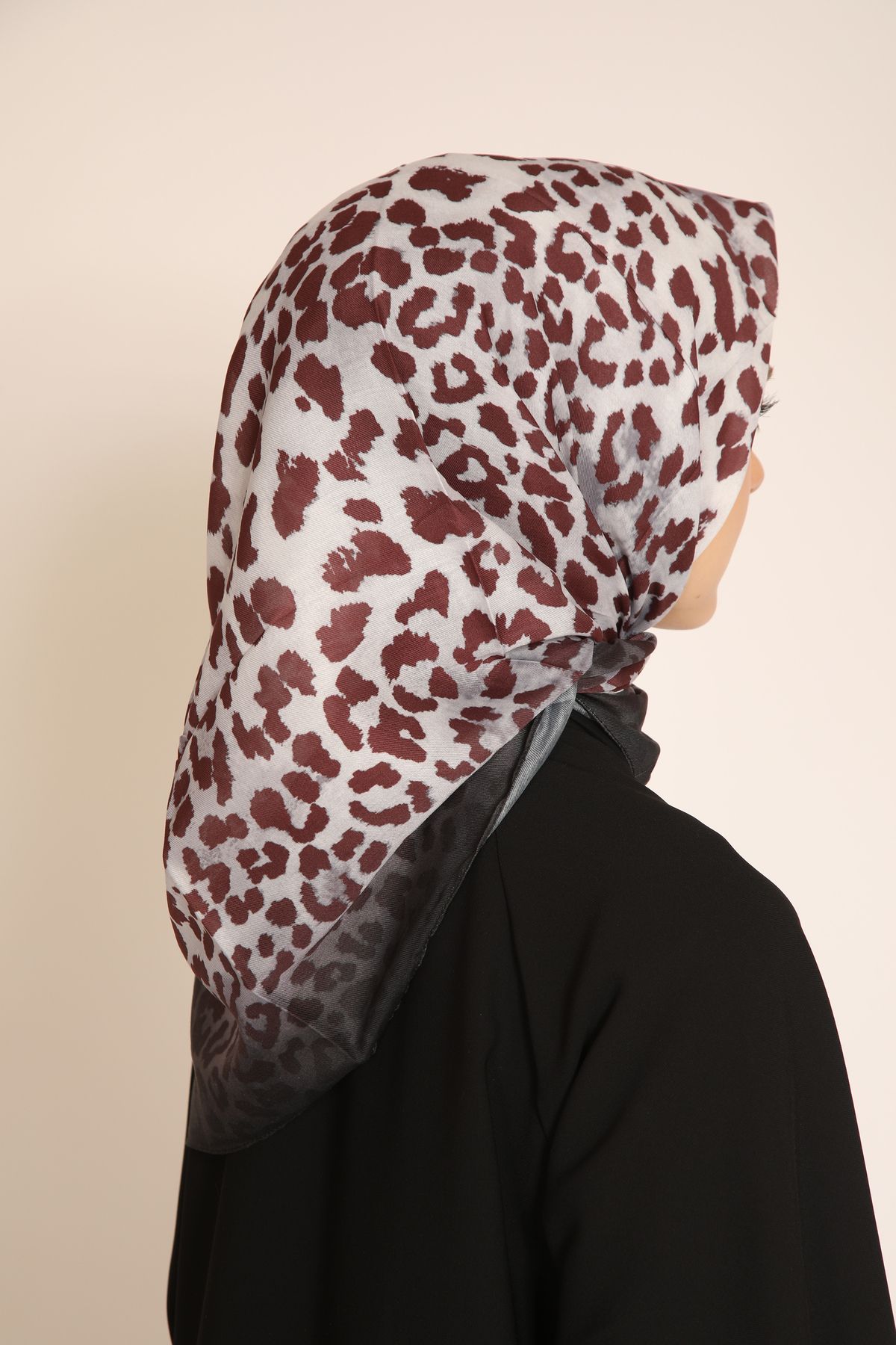 Dia Vela Bordo Leopar Desenli Eşarp Cesur ve Tarz: Leopar Deseniyle Modern Şıklık