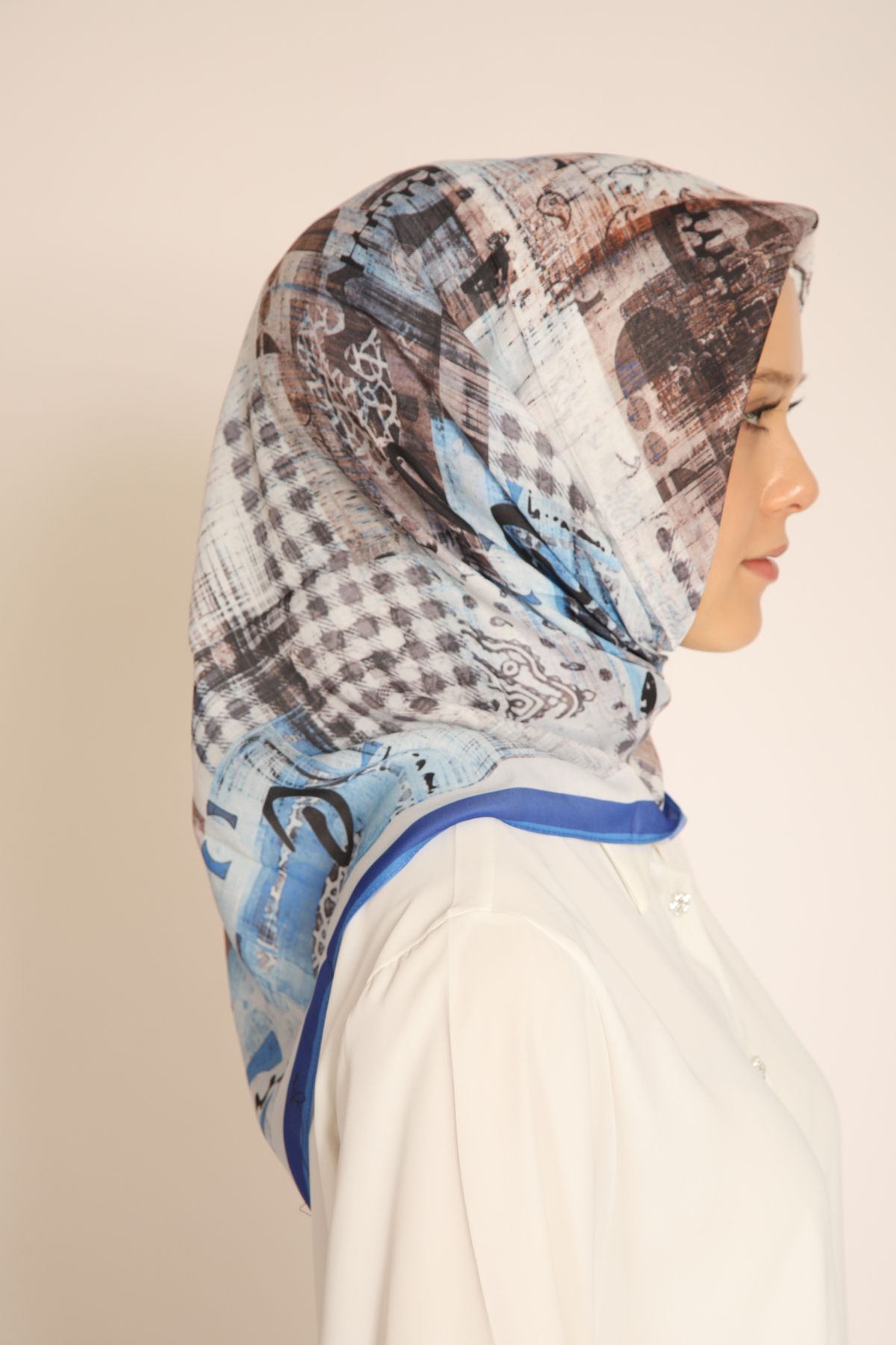 Dia Vela Soft Mavi-Kahve Modern Desenli Eşarp – Ekose Desen Kombini